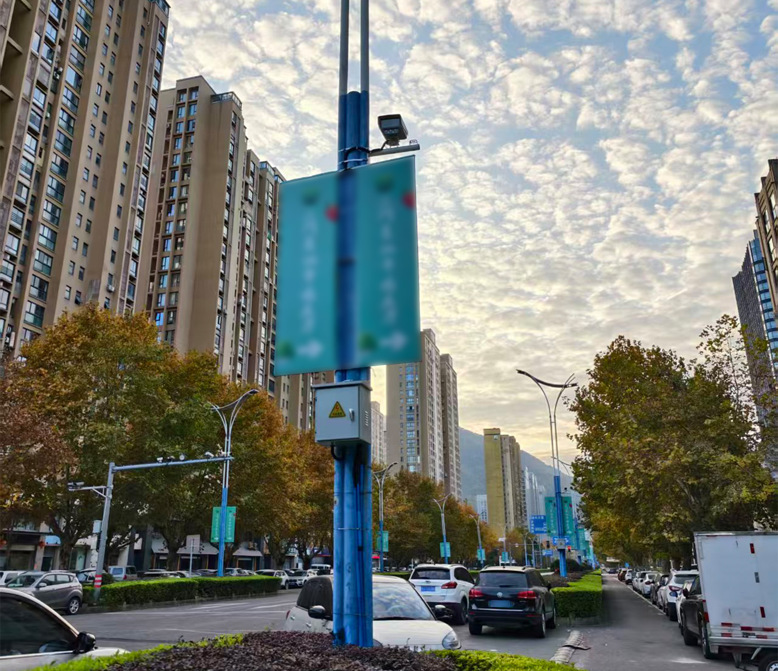 借用既有道路杆件部署高位识别相机的城市路内停车场景