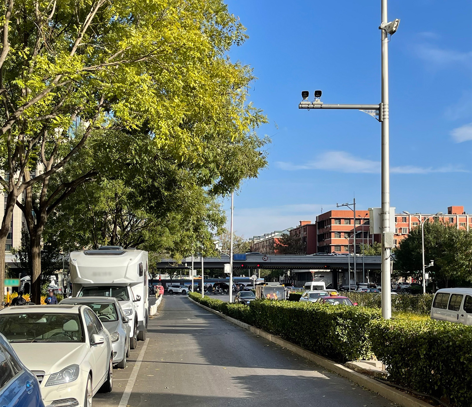道路供电和布线条件受限点位的城市路内停车设备场景